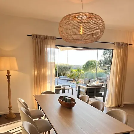 Villa Charmante Villa, 10pers, Clim,piscine,grand Jardin *