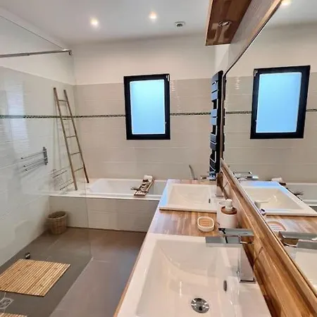 Villa Charmante Villa, 10pers, Clim,piscine,grand Jardin *