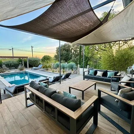 Villa Charmante Villa, 10pers, Clim,piscine,grand Jardin *