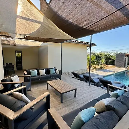 Villa Charmante Villa, 10pers, Clim,piscine,grand Jardin