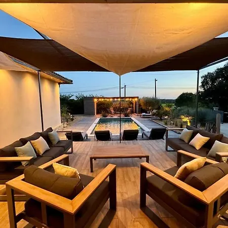 Villa Charmante Villa, 10pers, Clim,piscine,grand Jardin Pougnadoresse