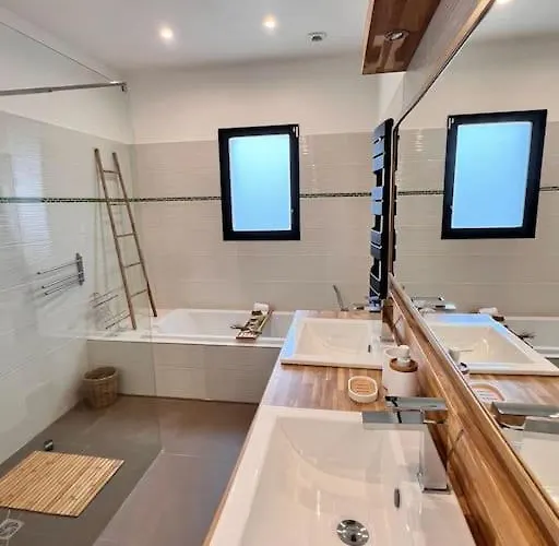 Villa Charmante Villa, 10pers, Clim,piscine,grand Jardin *