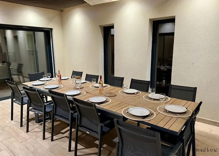 Villa Charmante Villa, 10pers, Clim,piscine,grand Jardin